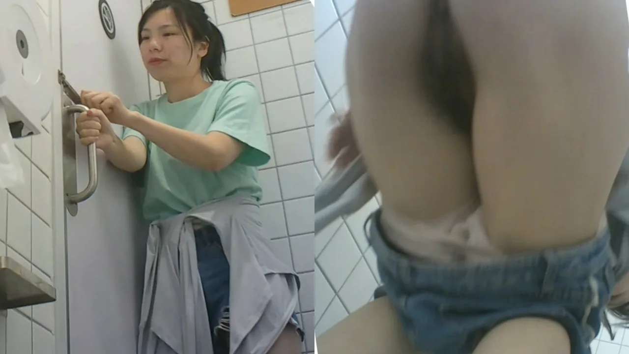 商超女厕隐秘偷拍美女上厕所 嫩妹还穿的粉色内裤 小穴倒是没那么粉