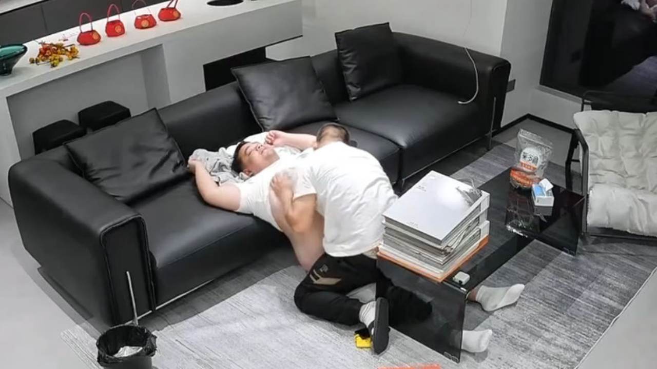成都某家庭监控曝光 男主人请装修工人来家里量尺寸 没想到被装修工人下药迷奸