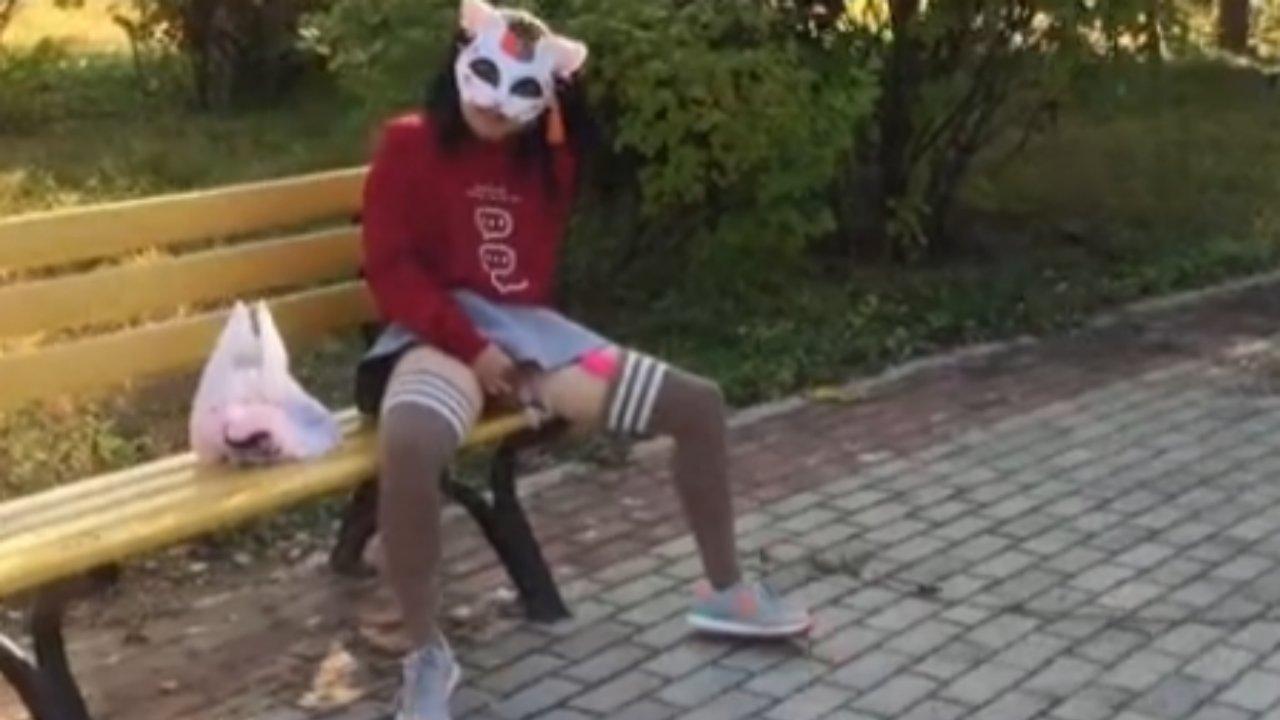 这个妹子胆子是真的大 公园那么多人也干张开双腿自己骚逼