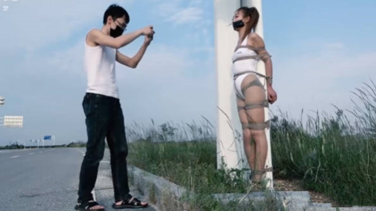 户外把妹子绑在电杆上调教