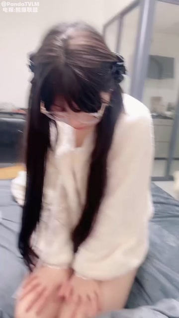 眼镜母狗骚萝莉 被自己男友周末在家各种玩弄