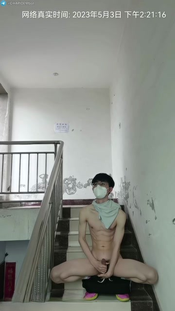 精瘦男大在楼梯道打飞机