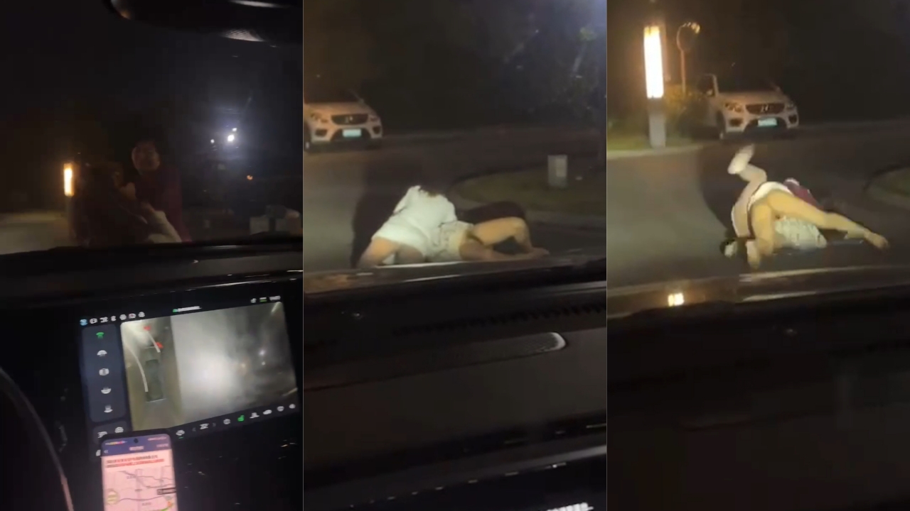 深夜两女子不穿内裤掐架 露出白屁股和黑森林 旁人都不好意思上前拉架