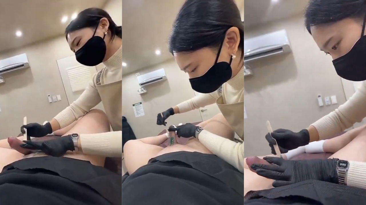 小伙挺着鸡巴让美女护理师脱毛 玉手下肉棒跳动还溢出淫水 美女眼含桃花估计内裤已经湿了