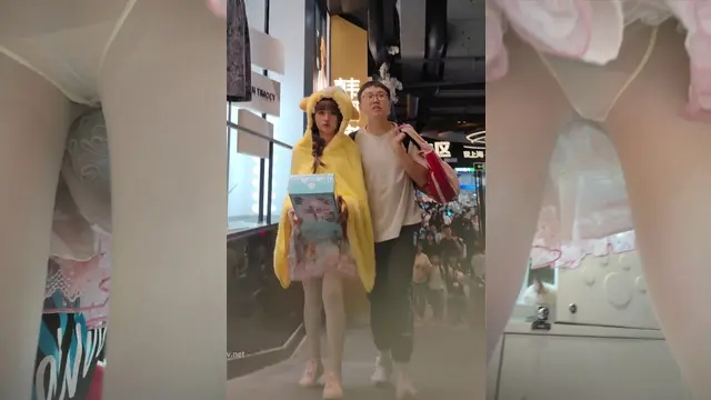 抄底逛街的小姐姐 白丝连体袜真骚