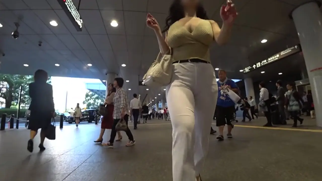 偷拍巨乳小姐姐逛街吃饭 大屁股顶级巨乳太性感了